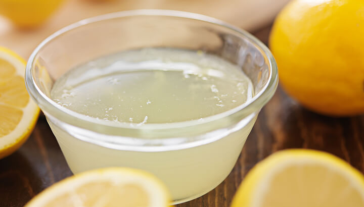 Rinsing your mouth with juice from lemons can give you fresh breath.