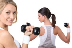 women lifting weights