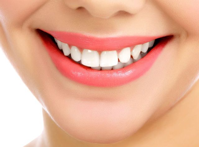 4 Natural Ways to Whiten Your Teeth