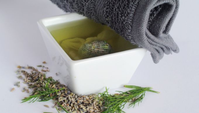 Soothe Inflammation With This Easy-To-Make Herbal Compress