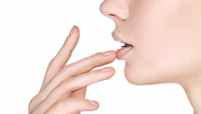 7 Natural Remedies For Chapped Lips And What Not to Do