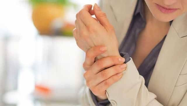 6 Herbs That Fight Joint Pain And How To Eat More Of Them