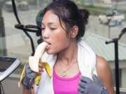 This Is Why You Eat A Banana In The Middle Of Your Workout