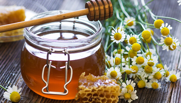 Raw honey has hygroscopic, antibacterial and antioxidant properties.