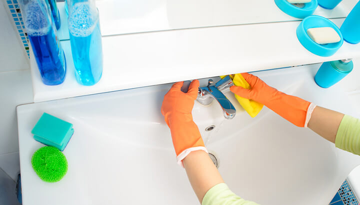 White vinegar can clean stubborn stains in the bathroom.