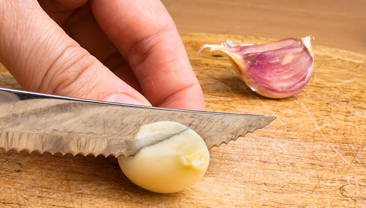 Garlic has anti-inflammatory properties to combat ear pain.