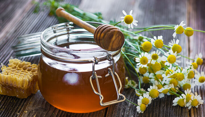Honey added to green tea provides anti-allergenic properties.