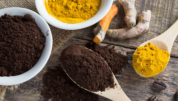 Mixing turmeric into coffee can reduce inflammation in the body.