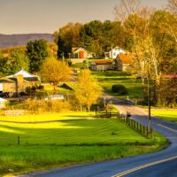 WhyCrossCountryTravelersAreTradingtheInterstateforQuietCountryRoads_AltDaily_980x500