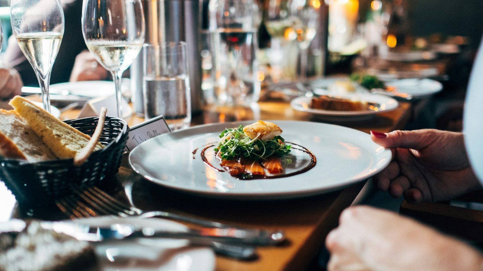 Why Late Heavy Dinners Quietly Steal Your Morning Clarity