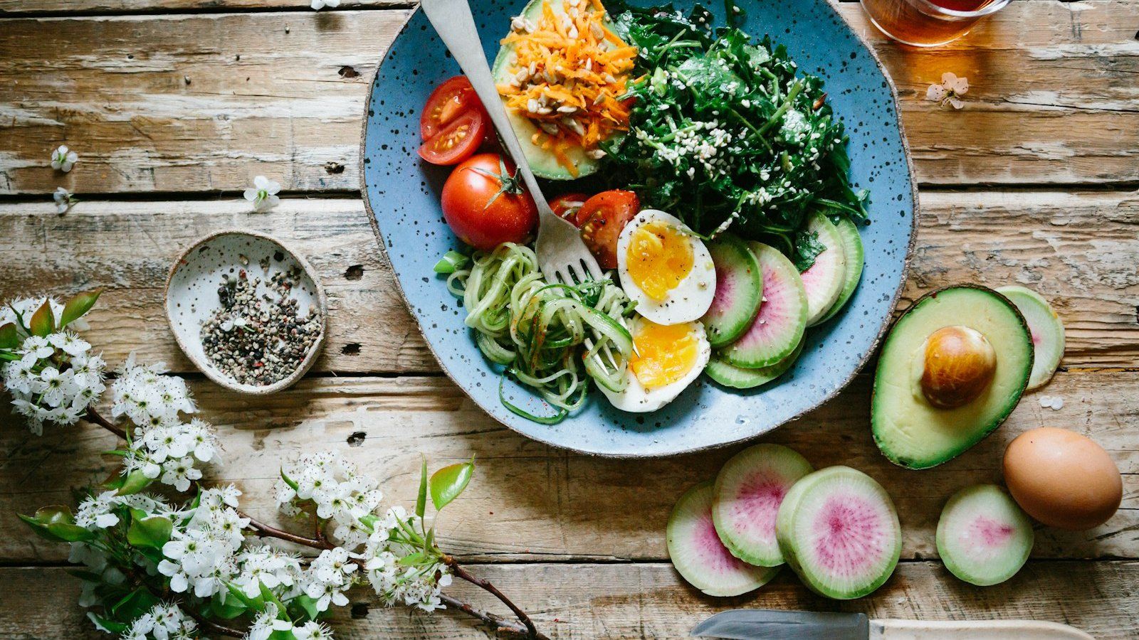 person eating a calm meal suggesting thorough chewing