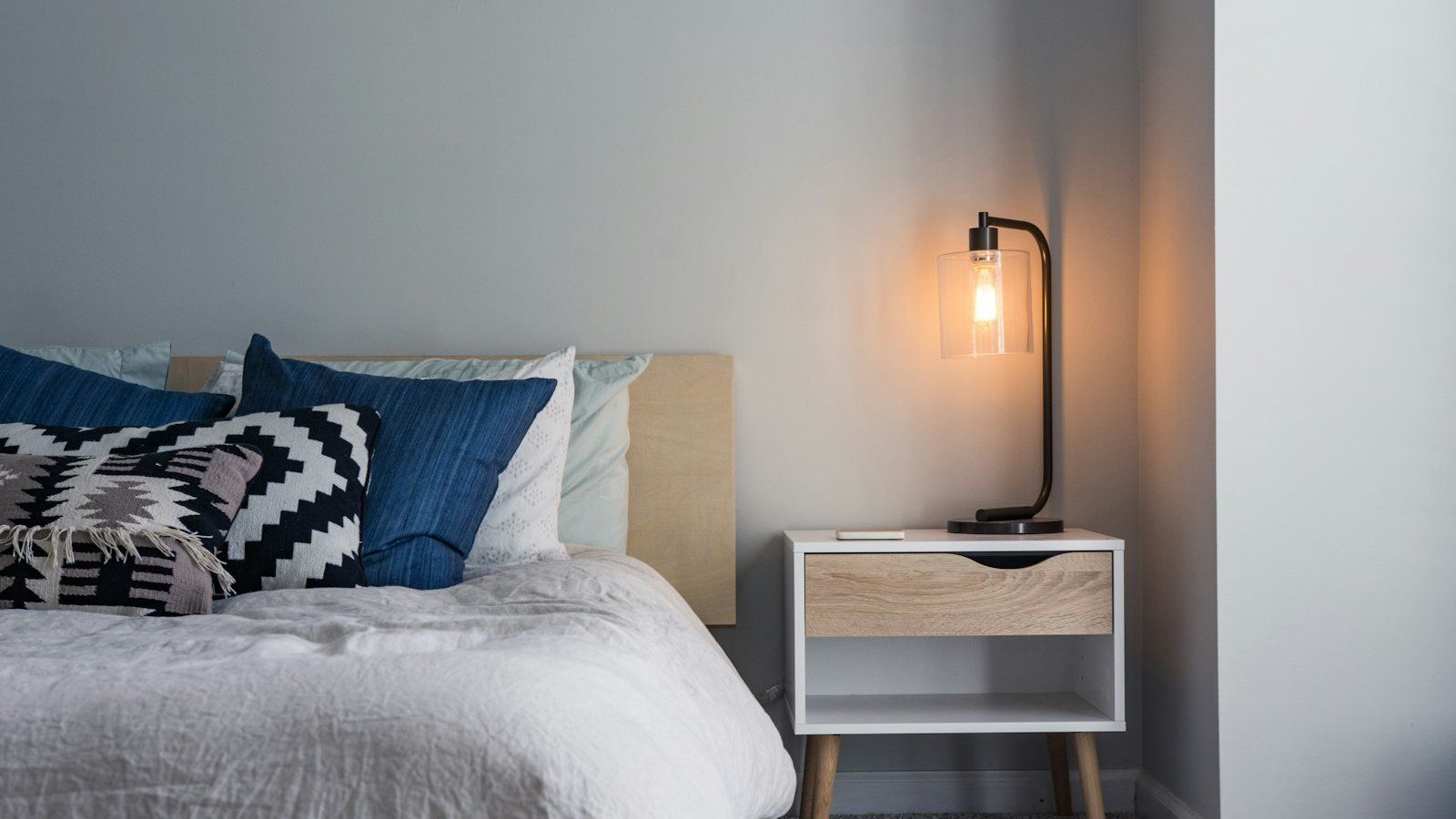 calm bedroom suggesting consistent sleep for digestion